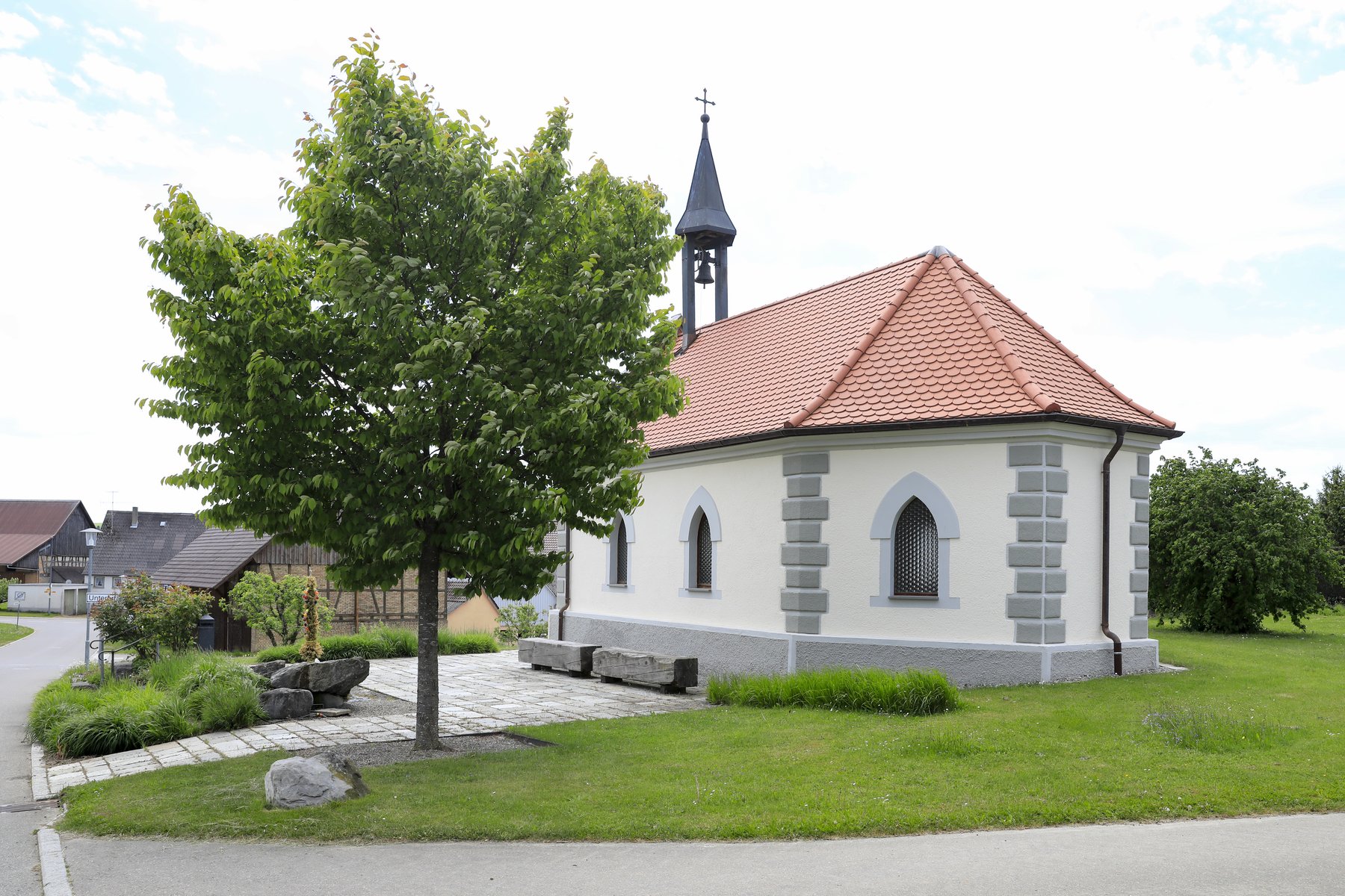 Die Kapelle in Neubrunn mit dem Brunnen